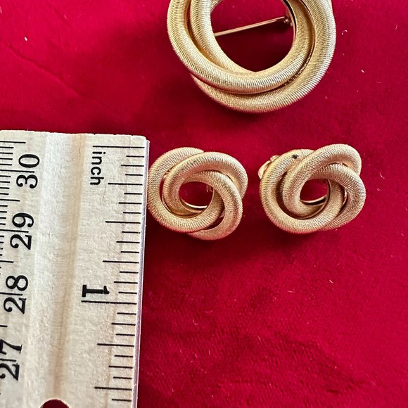Vintage Sarah Coventry Gold Tone Twisted Circle Brooch And Earring Jewelry Set. - Picture 5 of 8